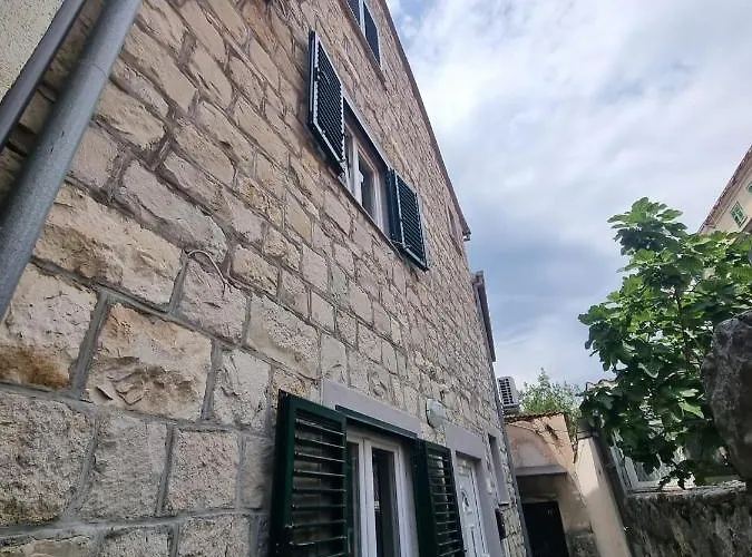 Lion בית הארחה